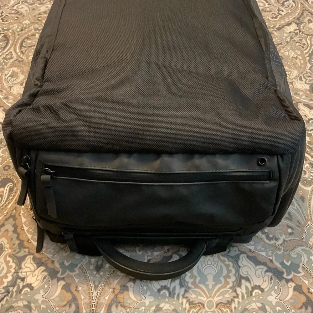 Like New Nomatic Travel Bag 40L + Laundry Bag+ Waist Strap Used 1x